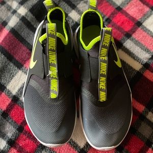 Nike flex runners boy sz5.5 new
